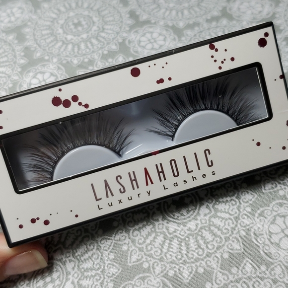 Lashaholic "Kiss Me" Luxury Lashes - Picture 6 of 7